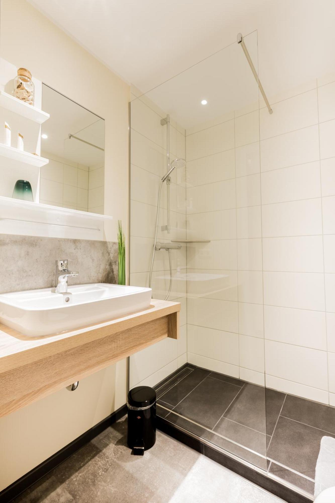 Hotel Dh -Deutsches Haus- Emden Bagian luar foto