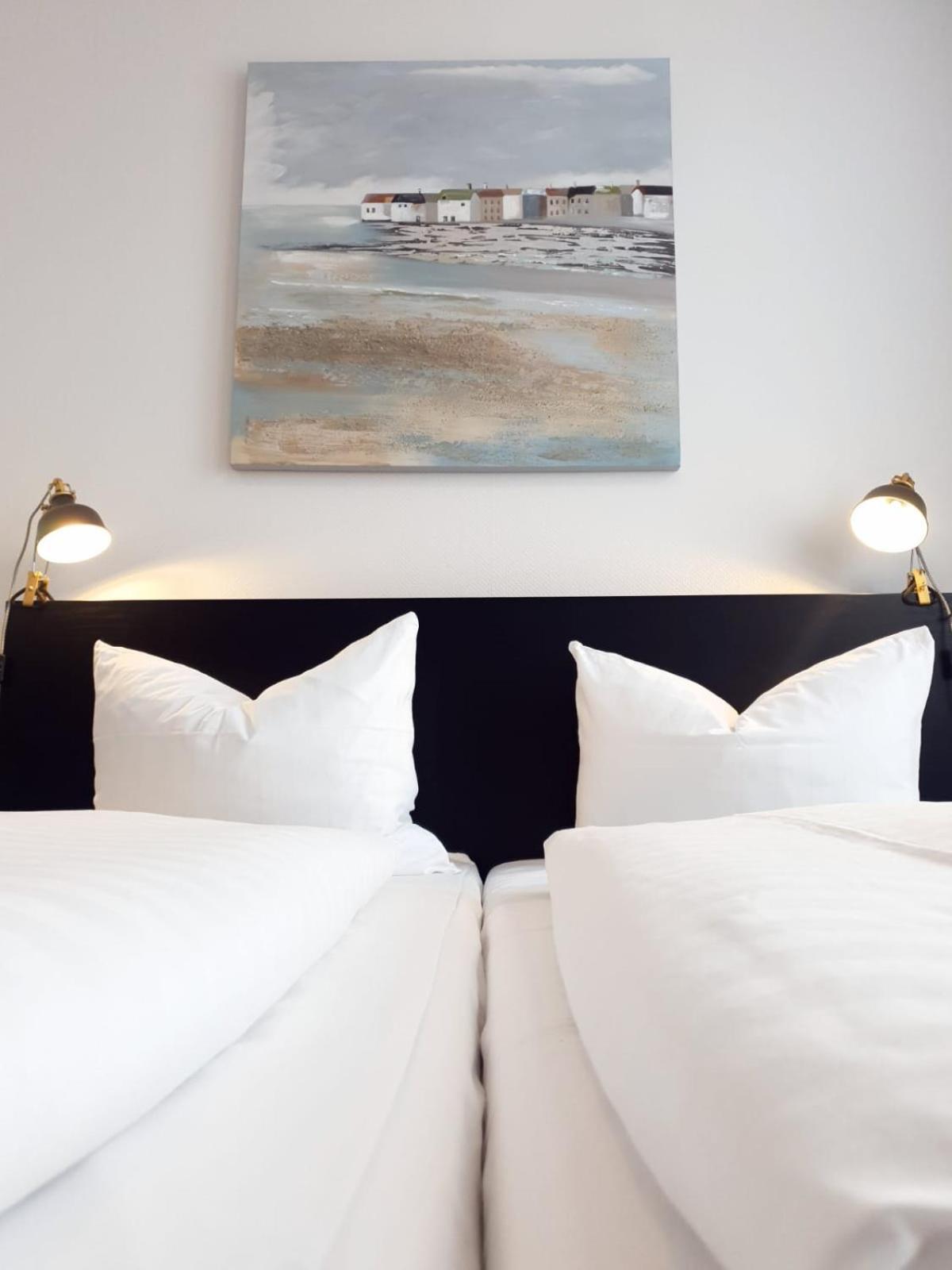 Hotel Dh -Deutsches Haus- Emden Bagian luar foto